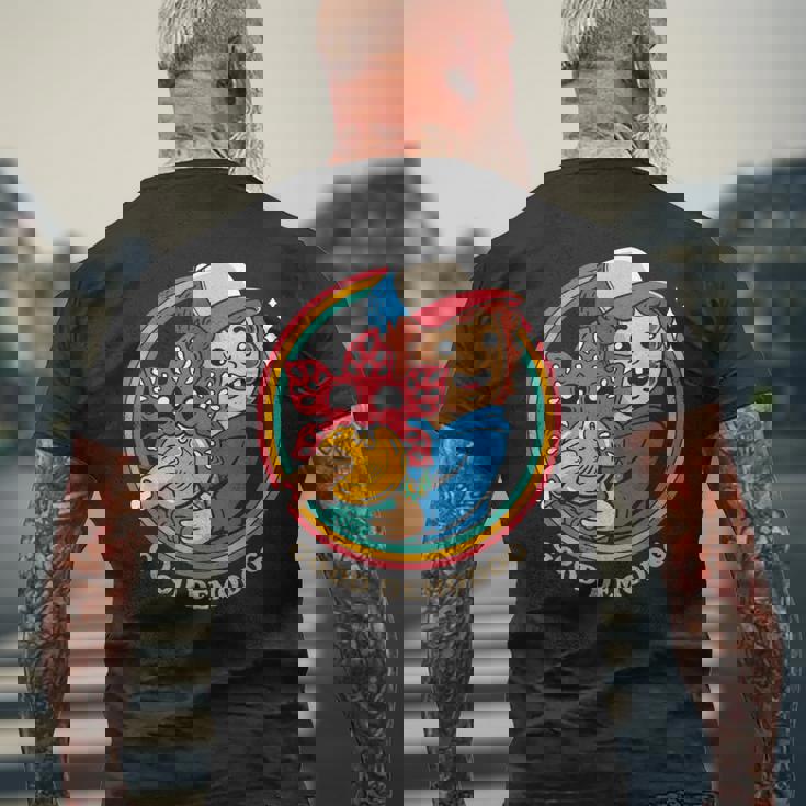 ストレンジャー・シングス ダスティン デモドグ ミーム 好奇心 コンパニオン 84 メンズTシャツ バックプリント 高齢者への贈り物