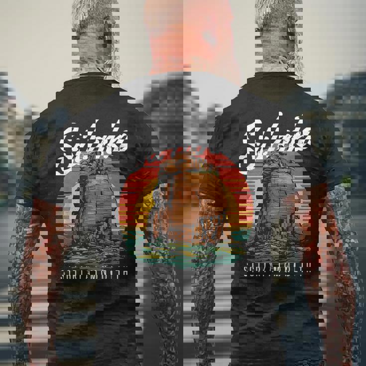 スリランカ モノリス シギリヤ 岩 要塞 城 旅行 メンズTシャツ バックプリント 高齢者への贈り物