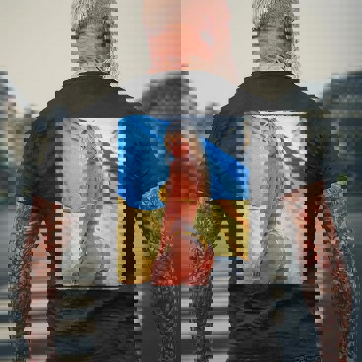 セクシーガールグラフィックtシャツ 「モダンピンナップガール&ウクライナ国旗2」 メンズTシャツ バックプリント 高齢者への贈り物