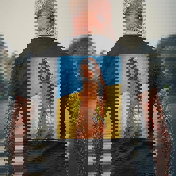 セクシーガールグラフィックtシャツ 「モダンピンナップガール&ウクライナ国旗」 メンズTシャツ バックプリント 高齢者への贈り物