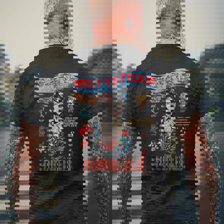 セーラー向けのタトゥーとセクシーガール。 メンズTシャツ バックプリント 高齢者への贈り物