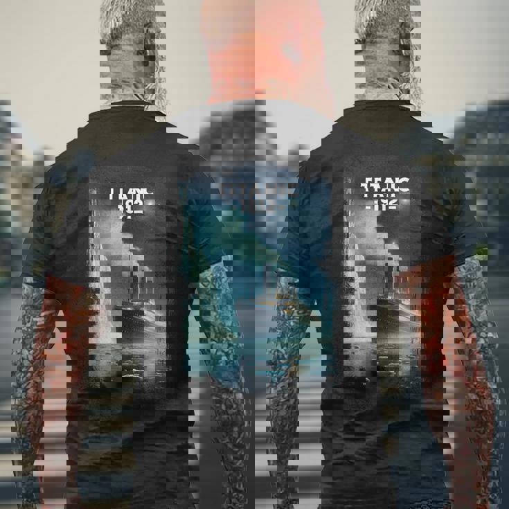 タイタニック号沈没船が1912年に氷山を襲った記念品 メンズTシャツ バックプリント 高齢者への贈り物