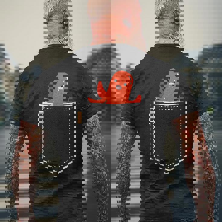 タコさんウインナー たこさん ウインナー 食べ物 イラスト ワンポイント ポケット デザイン かわいい おもしろ メンズTシャツ バックプリント 高齢者への贈り物