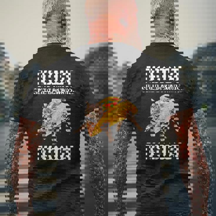 タコキャットは後ろ向きに綴られたタコキャット 愛猫とタコス メンズTシャツ バックプリント 高齢者への贈り物