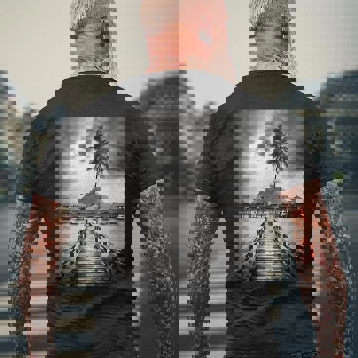 タヒチ州の熱帯小屋のモノクロ写真 メンズTシャツ バックプリント 高齢者への贈り物