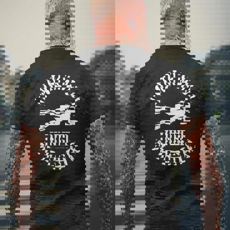 ダイビング I Work Well Under Pressure ダイビング・スポーツ ダイバーの言葉 メンズTシャツ バックプリント 高齢者への贈り物