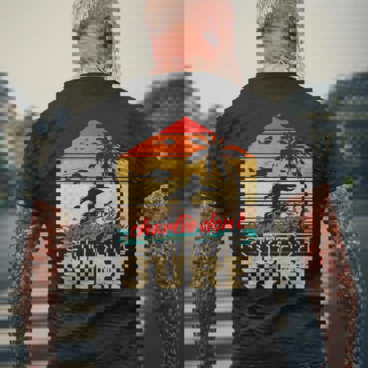 チャーリー・ドント・サーフィン・ミリタリー・ベトナム・サーフ メンズTシャツ バックプリント 高齢者への贈り物