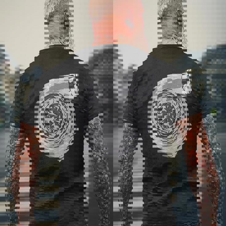 チューニング ターボチャージャー モータースポーツ 車好き 車 ターボ エンジン メンズTシャツ バックプリント 高齢者への贈り物