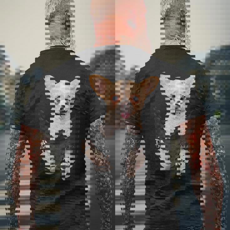 チワワ犬愛好家のためのポケットに入った面白いチワワ犬。 メンズTシャツ バックプリント 高齢者への贈り物