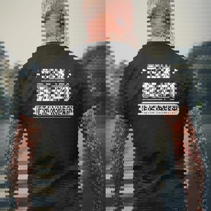 チーム ブラボ 生涯会員 面白い 家族 姓 メンズTシャツ バックプリント 高齢者への贈り物