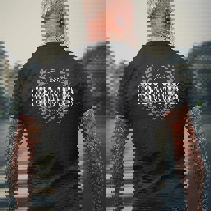 チーム・フェルナンデス・プラウド・ファミリー・メンバー メンズTシャツ バックプリント 高齢者への贈り物