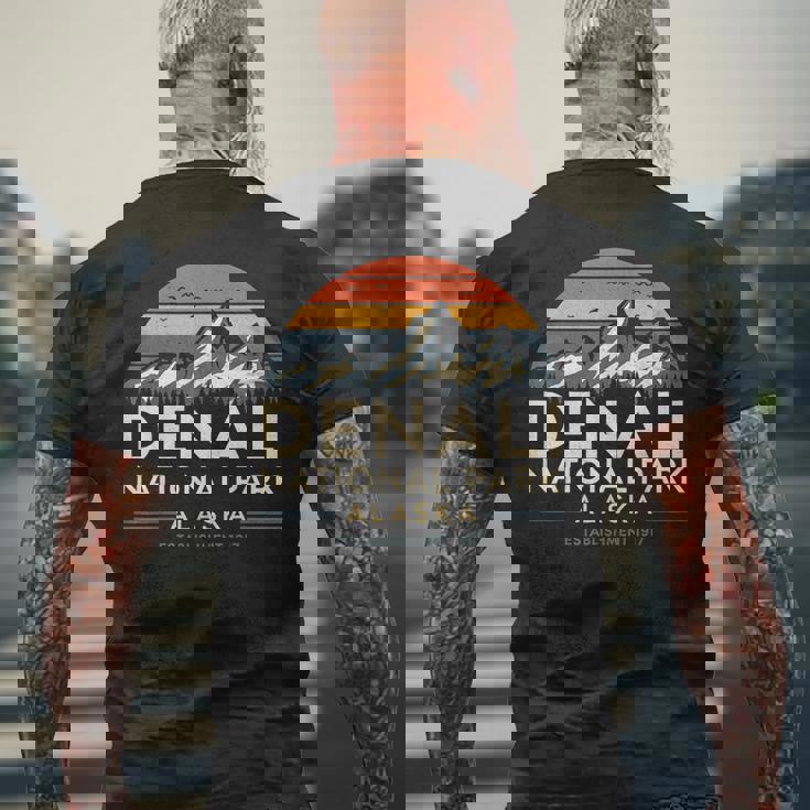 デナリ国立公園 アラスカ ハイキング キャンプ 山 お土産 メンズTシャツ バックプリント 高齢者への贈り物