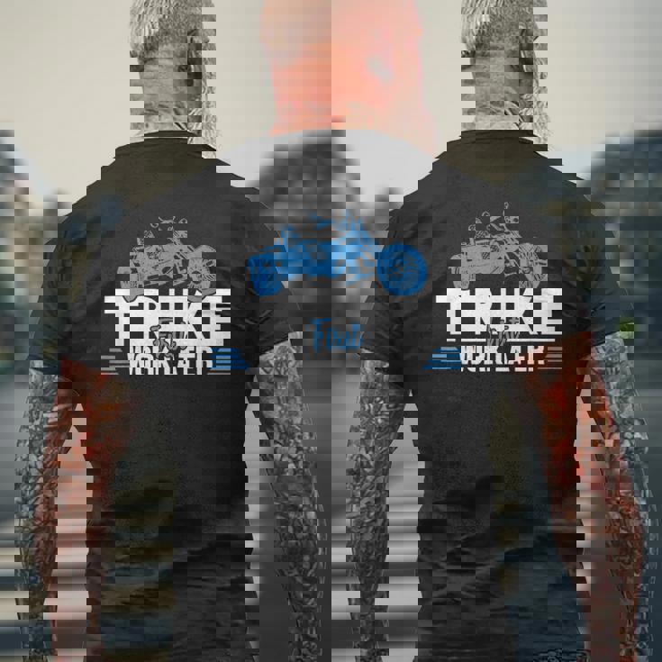 トライクファーストワーク後期三輪トライクバイクトライカートライクトライク メンズTシャツ バックプリント 高齢者への贈り物