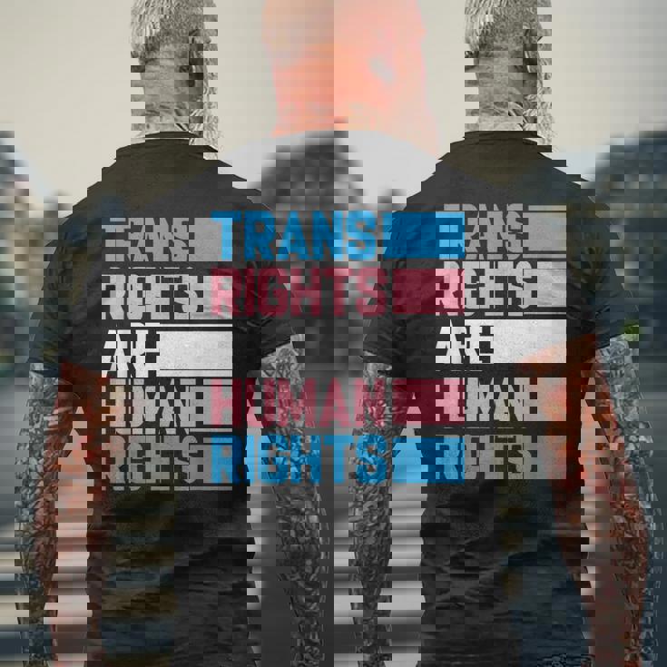 トランスライツは人権トランスジェンダープライドフラッグ メンズTシャツ バックプリント 高齢者への贈り物