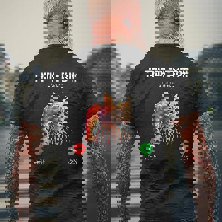 トリッピ・トロッピはブレインロット・イタリアン・ブレインロット・ミームを呼んでいる。 メンズTシャツ バックプリント 高齢者への贈り物