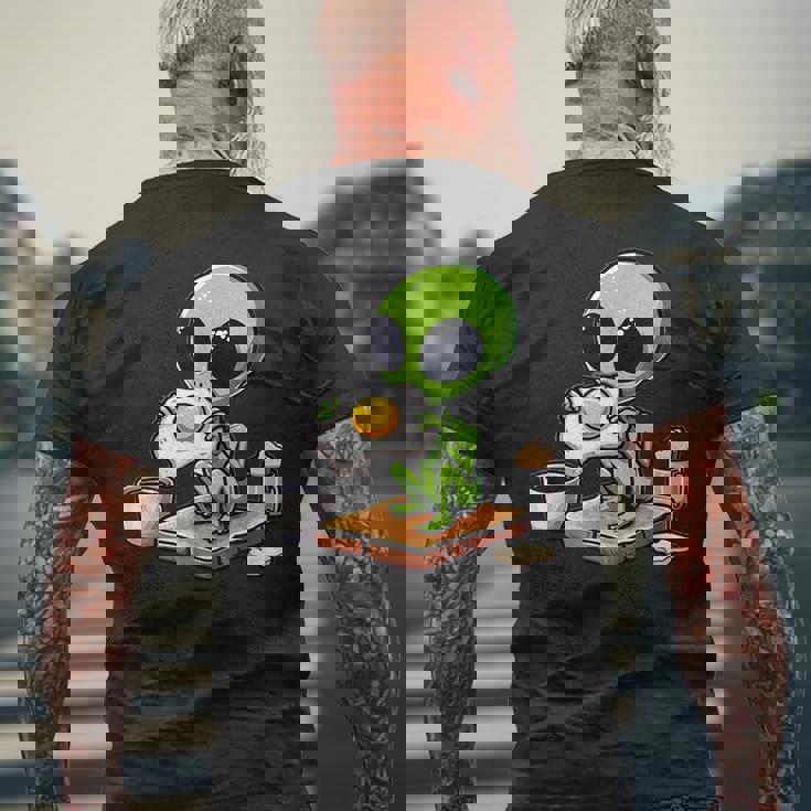 トーストに目玉焼きを食べるエイリアン メンズTシャツ バックプリント 高齢者への贈り物