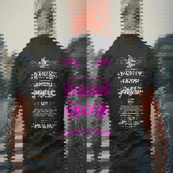 ドイツ語のテキスト「Gleichzeitig Prinzessin Chefin」と書かれた最高のシェフィンの言葉 メンズTシャツ バックプリント 高齢者への贈り物