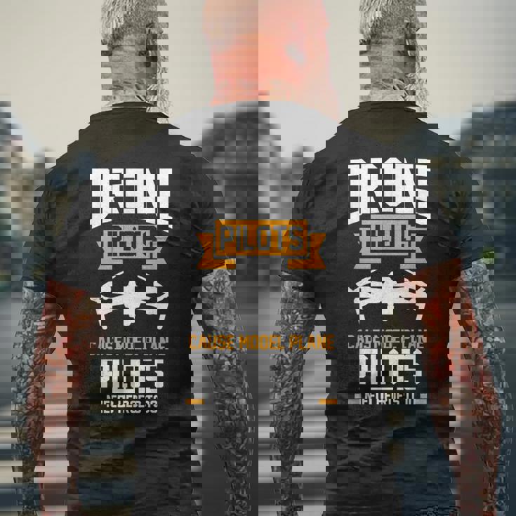 ドローンパイロットはモデル飛行機のパイロットのドローンを引き起こす メンズTシャツ バックプリント 高齢者への贈り物