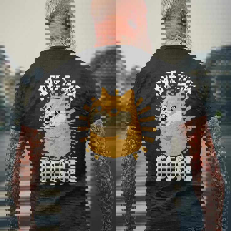 ドージコイン クリプト ライド ザ ドージ 面白い Memecoin メンズTシャツ バックプリント 高齢者への贈り物