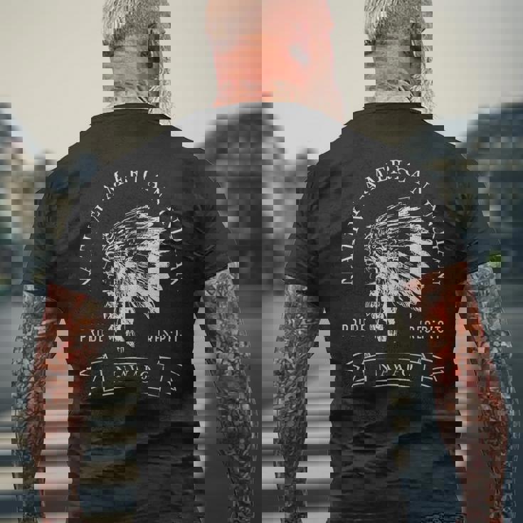 ナバホ族ネイティブアメリカン インディアンプライド リスペクトダーク メンズTシャツ バックプリント 高齢者への贈り物