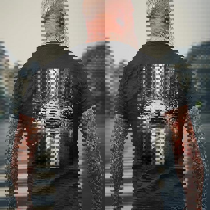 ニューヨークのタクシーのモノクロ写真 写真 メンズTシャツ バックプリント 高齢者への贈り物