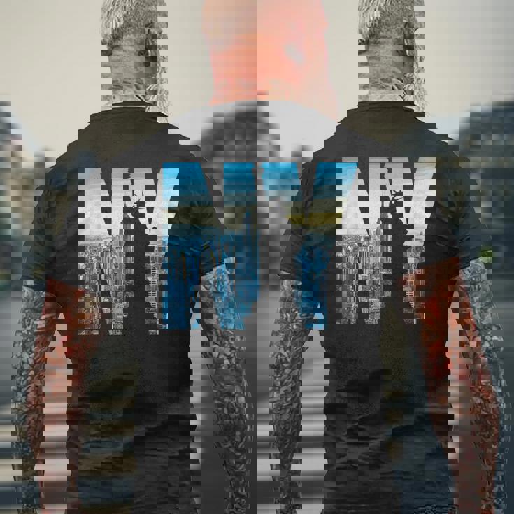 ニューヨーク市のデザインnyc自由の女神アーバン メンズTシャツ バックプリント 高齢者への贈り物