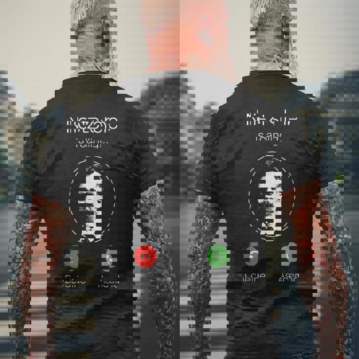 ニーチェが呼んでいる-ニヒリズム哲学 メンズTシャツ バックプリント 高齢者への贈り物