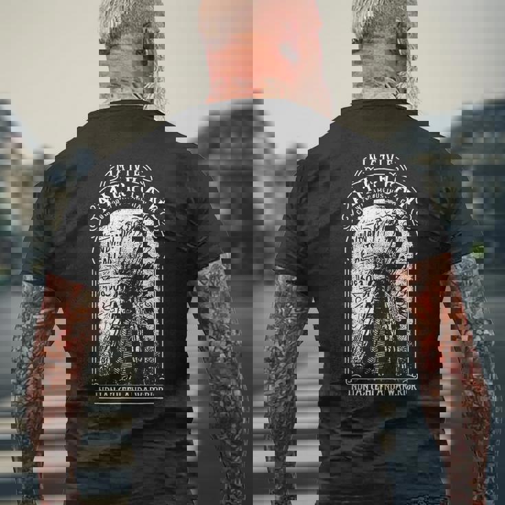 ネイティブアメリカンインディアンレトロデザイン。 メンズTシャツ バックプリント 高齢者への贈り物