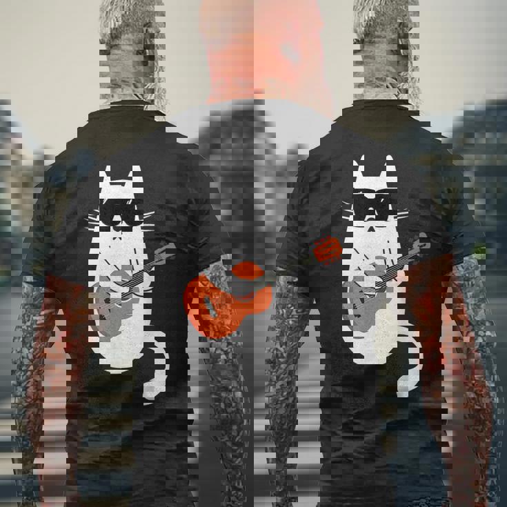 ネコとギター 猫とサングラス ネコ好き 猫飼い アコースティックギター エレキギター 音楽家 バンド ネコ 猫 メンズTシャツ バックプリント 高齢者への贈り物