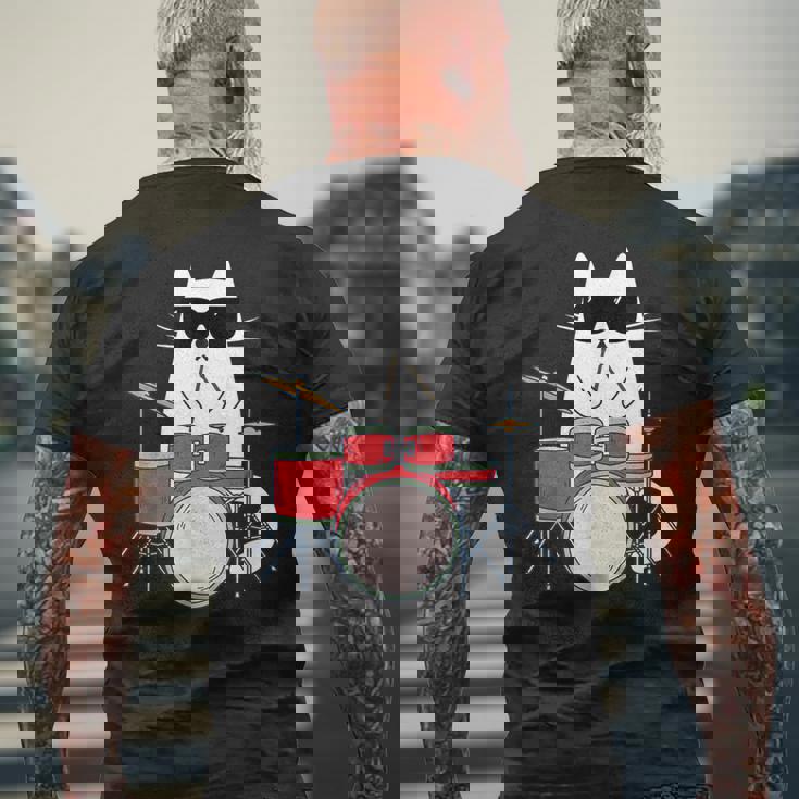 ネコとドラム 猫とサングラス ネコ好き 猫飼い 愛猫家 ドラム ドラムセット バンド ジャズ音楽 ねこ ネコ 猫 メンズTシャツ バックプリント 高齢者への贈り物