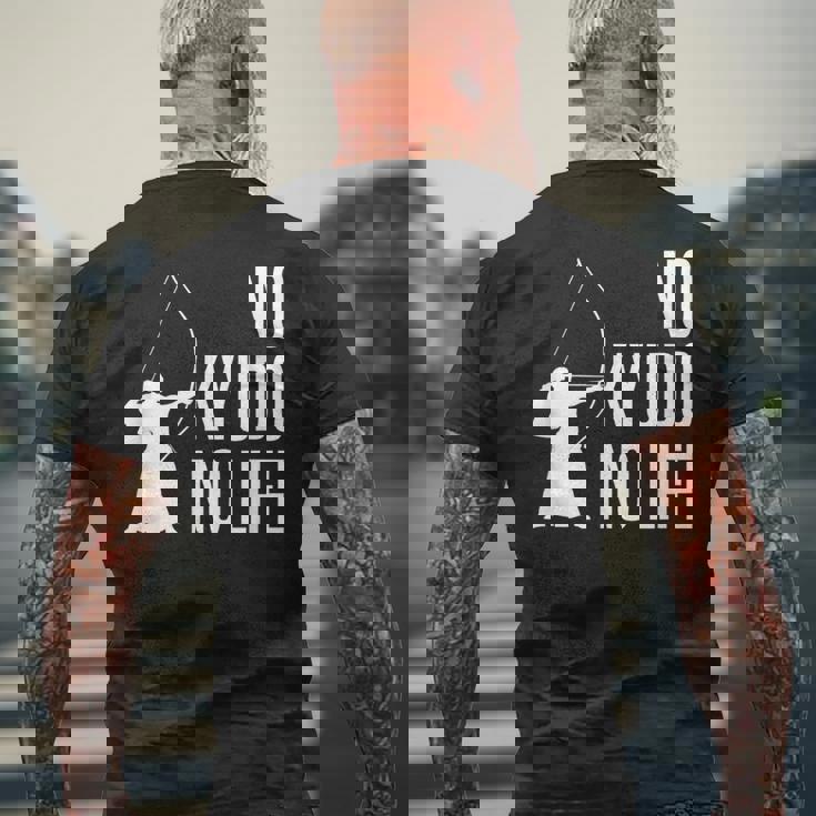 ノー弓道ノーライフ 弓道場 弓術 弓道好き 騎射 歩射 堂射 弓道部 弓道サークル 古武術 和弓 弓道 メンズTシャツ バックプリント 高齢者への贈り物