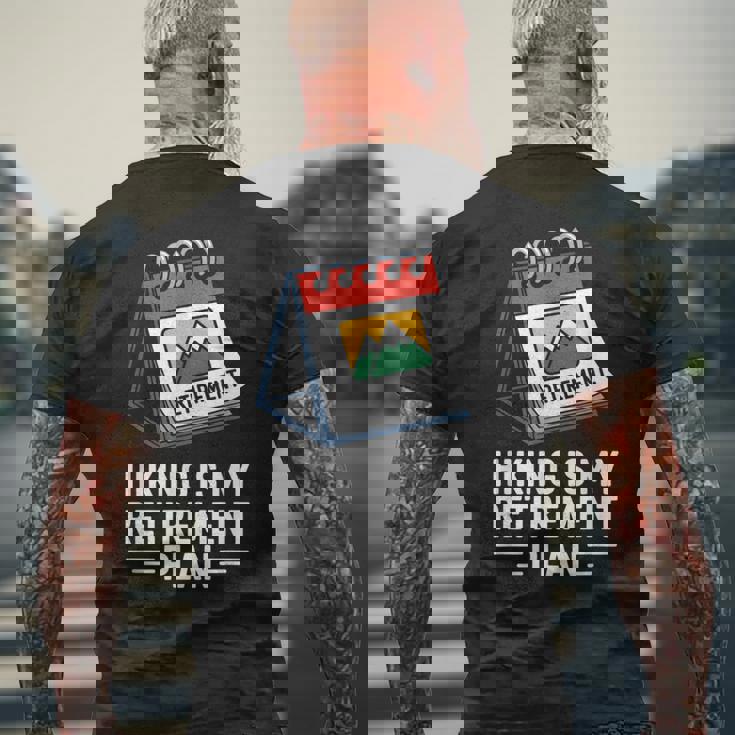 ハイキングは私の退職プラン 面白いアウトドア旅行 メンズTシャツ バックプリント 高齢者への贈り物