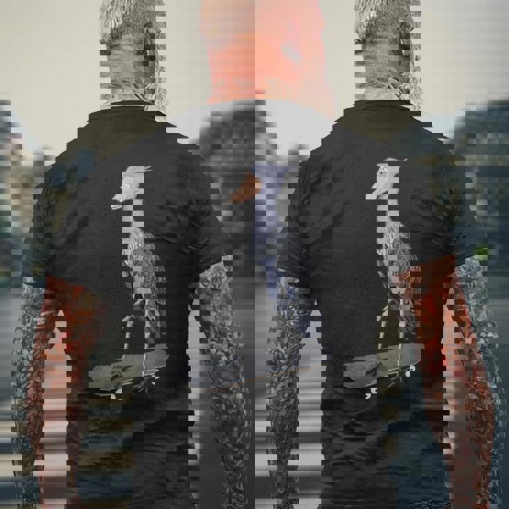 ハシビロコウ スケートボード 鳥 動物 図 バードウォッチング 贈り物 鳥類学者 生物学者 自然科学 メンズTシャツ バックプリント 高齢者への贈り物