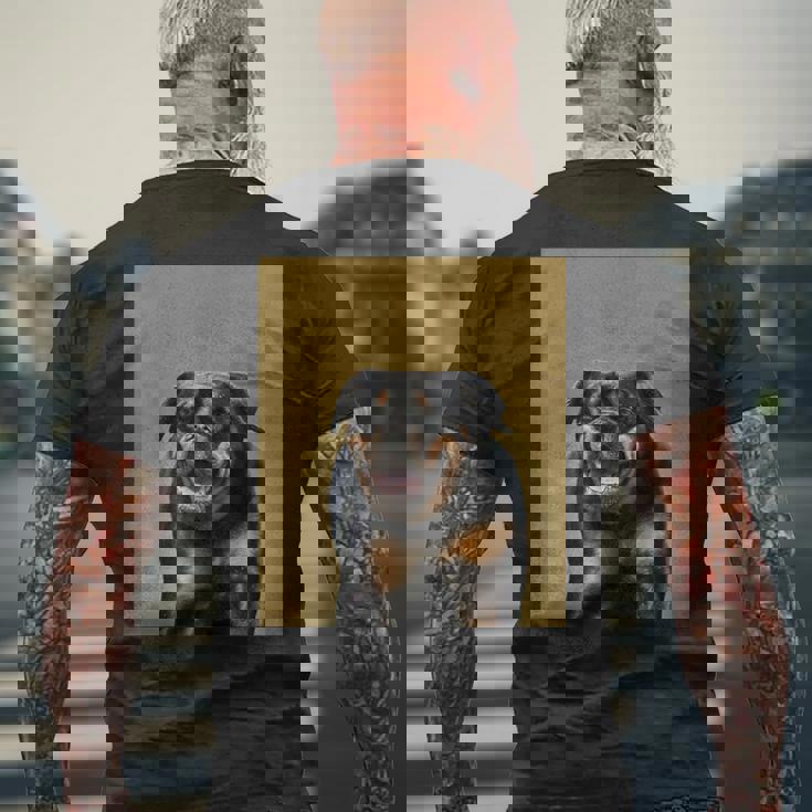 ハッピーロットワイラー犬自撮りポートレート メンズTシャツ バックプリント 高齢者への贈り物