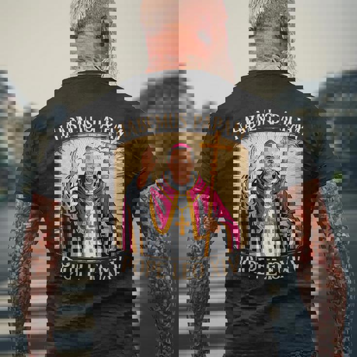 ハベムス・パパム教皇レオ14世 メンズTシャツ バックプリント 高齢者への贈り物