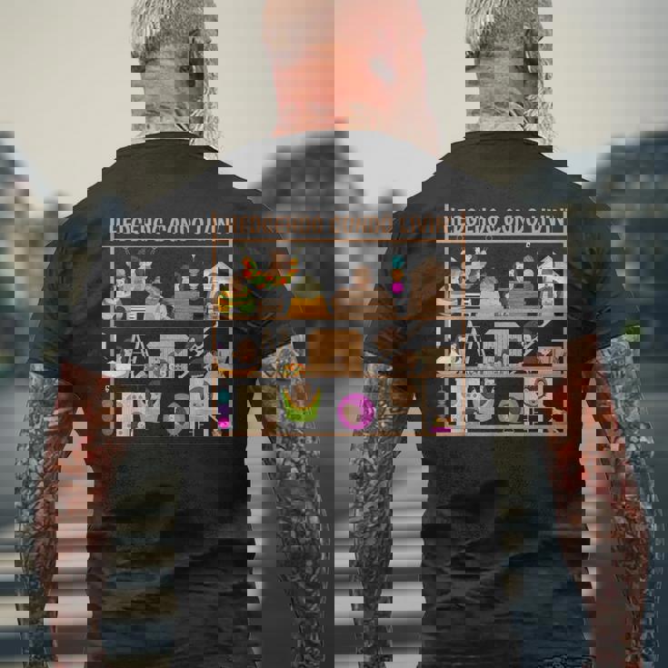 ハリネズミのコンドミニアムの生活のおもちゃ ヘイベッドの隠れ家の家 メンズTシャツ バックプリント 高齢者への贈り物