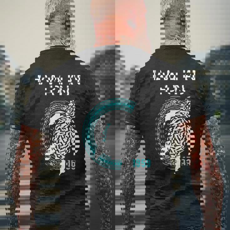 ハワイアン ホヌ ポリネシア トライバル ウミガメ ハワイ エスト 1959 メンズTシャツ バックプリント 高齢者への贈り物