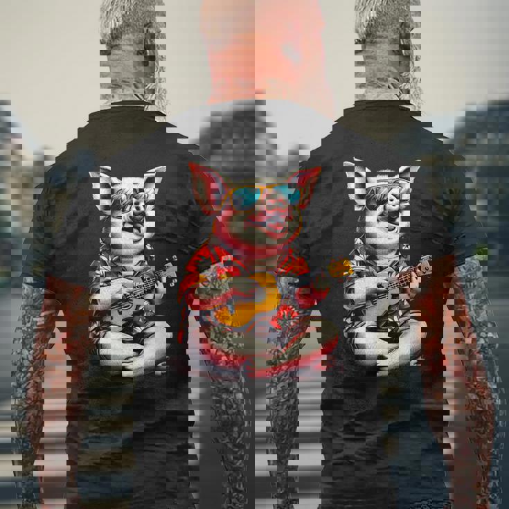 ハワイアンシャツを着たブタ、ウクレレ遊び。 メンズTシャツ バックプリント 高齢者への贈り物