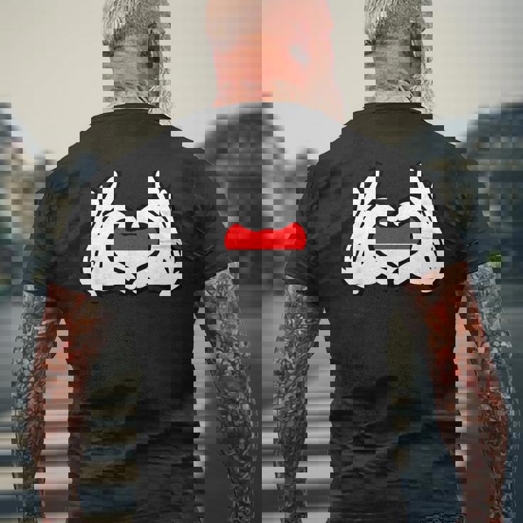 ハートを形作る漫画の手 インドネシア国旗 メンズTシャツ バックプリント 高齢者への贈り物