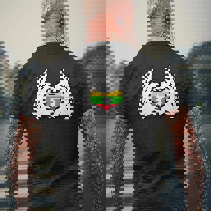 ハートを形作る漫画の手 ミャンマー国旗 メンズTシャツ バックプリント 高齢者への贈り物