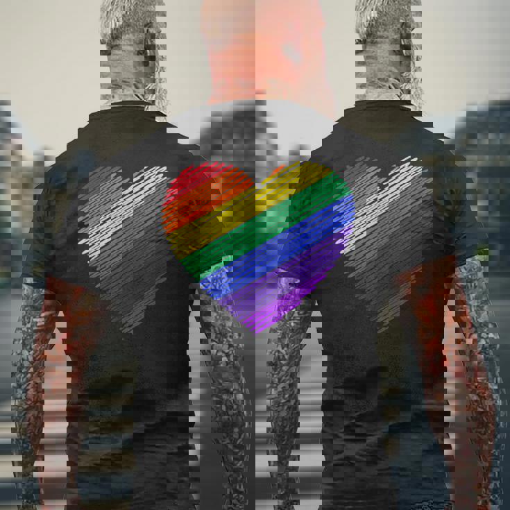ハート・イン・ザ・カラーズ・オブ・ザ・レインボー メンズTシャツ バックプリント 高齢者への贈り物