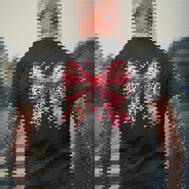 ハート付きピンクヒョウ柄リボン。 メンズTシャツ バックプリント 高齢者への贈り物