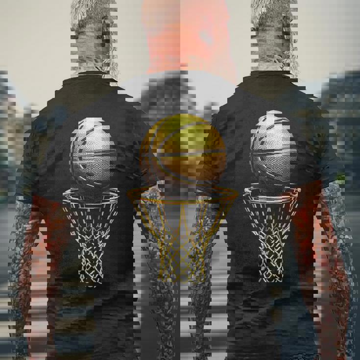 バスケットボール選手 クールトロフィー スポーツ愛好家 試合日 Bボール メンズTシャツ バックプリント 高齢者への贈り物