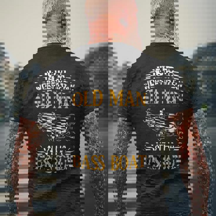 バスボート釣りの老人を決して過小評価しないでください メンズTシャツ バックプリント 高齢者への贈り物