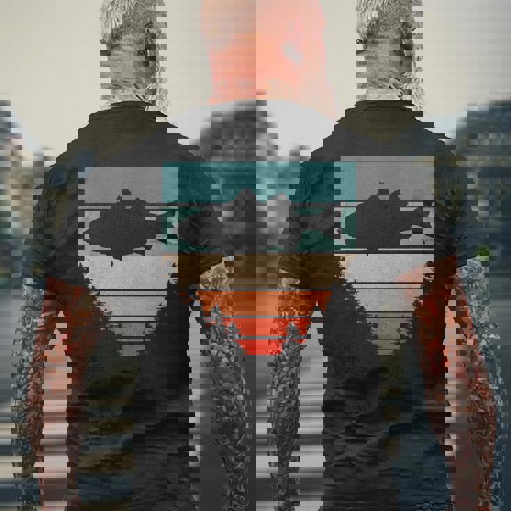 バス釣り森レトロオオクチバスフィッシャーマン メンズTシャツ バックプリント 高齢者への贈り物