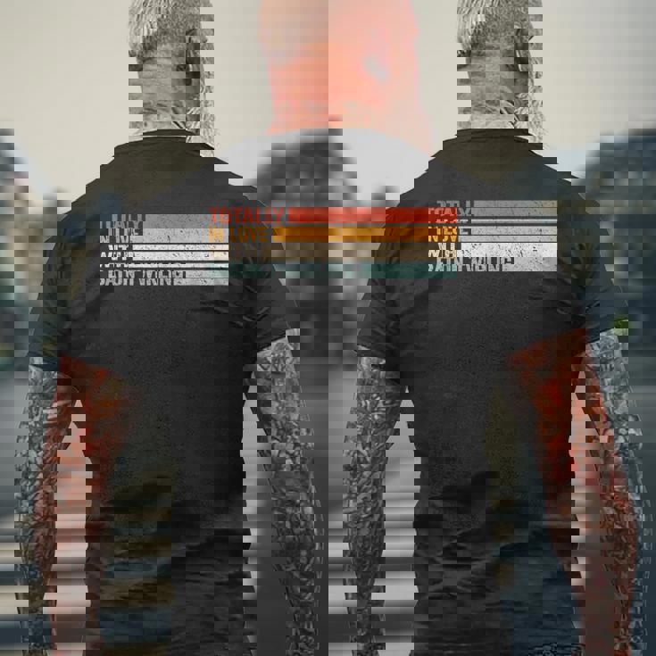 バトントワリングのレトロなバトントワーラーに完全に恋をしています。 メンズTシャツ バックプリント 高齢者への贈り物