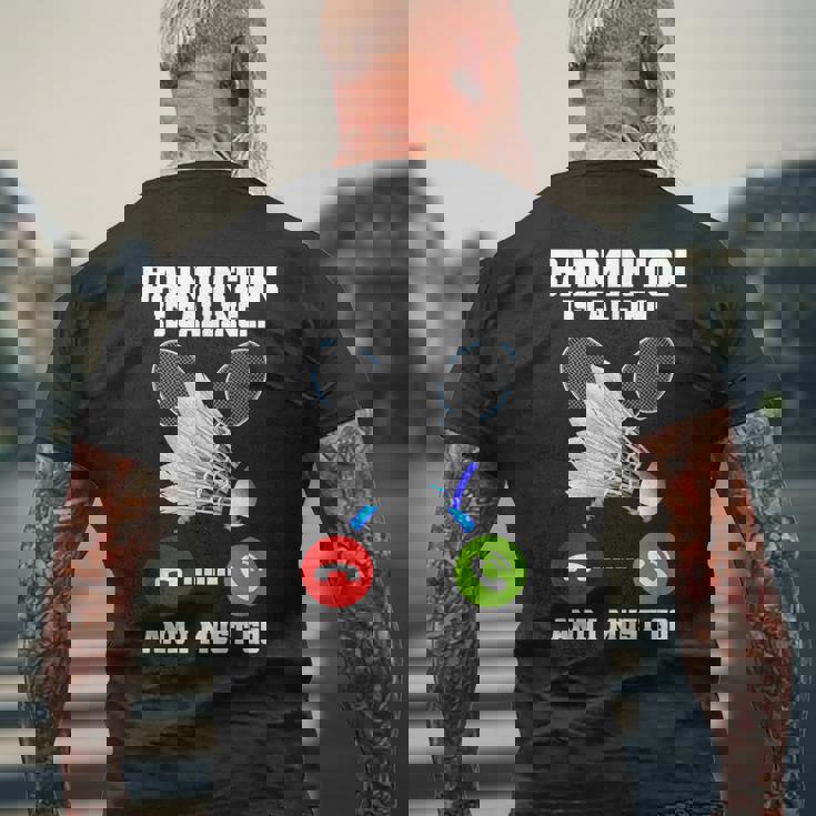 バドミントンが呼んでいる、私は行かなければならないラケットバドミントン選手badminton メンズTシャツ バックプリント 高齢者への贈り物