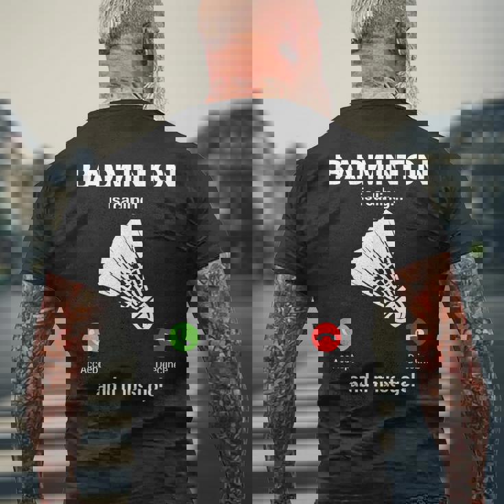バドミントン呼び出しバドミントン愛好家面白いバドミントン選手 メンズTシャツ バックプリント 高齢者への贈り物