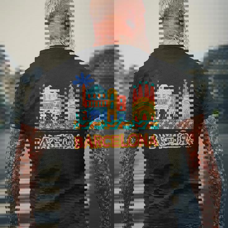 バルセロナの象徴的な建物とサグラダファミリア カラフル メンズTシャツ バックプリント 高齢者への贈り物