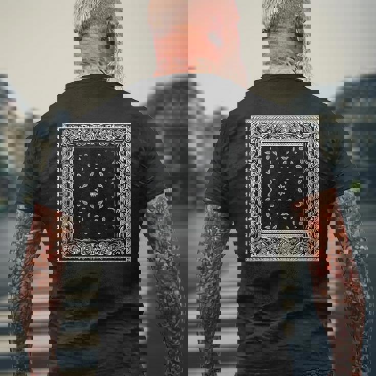 メンズ ブラック ホワイト バンダナ プリント ブラック ペイズリー柄 メンズTシャツ バックプリント 高齢者への贈り物